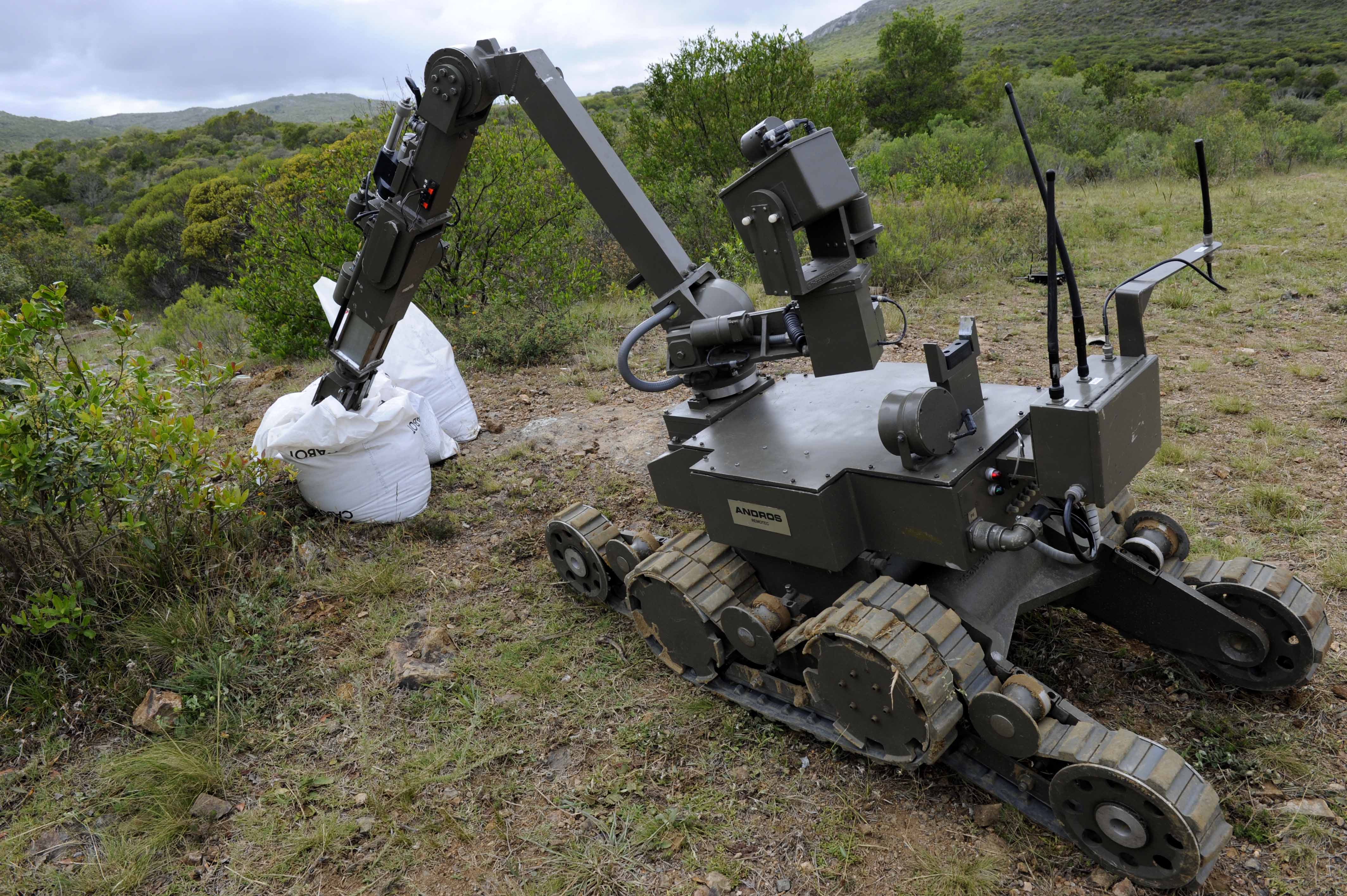 Виды боевых роботов. Робот Remotec Andros. Малогабаритный робот-разведчик «Мангуст». Робототехнический комплекс Варан. Военный робот миноискатель.