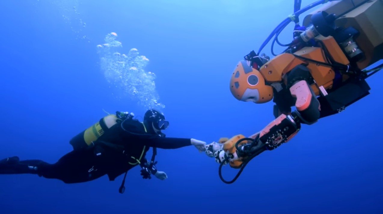 Робот под водой. Водолаз и подводный аппарат. Подводная робототехника. Роботы исследователи под водой.