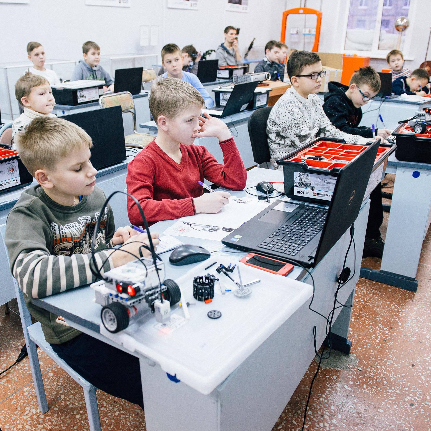 В кружке робототехники занимаются ученики разных классов. Робототехника. Робототехника в школе. Робототехника для детей. Школа робототехники для детей.